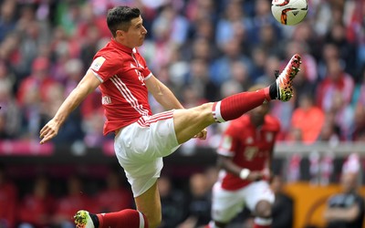 亚投国际热议-基米希抢点垫射稍稍高出横梁